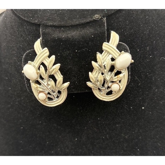 Vintage Coro White Thermoset Leaf Bracelet & Earrings Set Faux Pearls 1950s - Picture 8 of 8